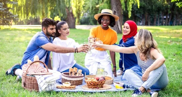 How to Plan a Park Picnic That Everyone in Your Family Will Eat Eat