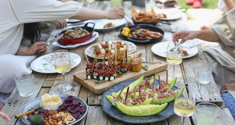 How to Pull Off a Flawless Last-Minute Summer Dinner Party How to Pull Off a Flawless Last-Minute Summer Dinner Party